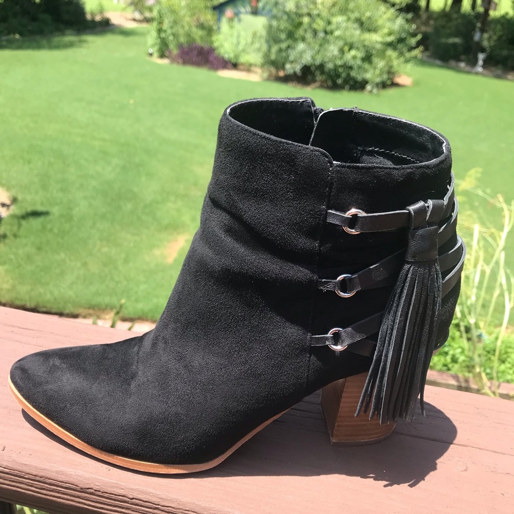 Pre-owned Marc Fisher suede ankle boots. Size 9 1/2 medium
